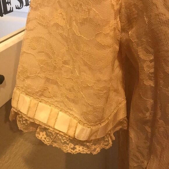 ‎Vintage lace robe with ribbon detail - Picture 3 of 6
